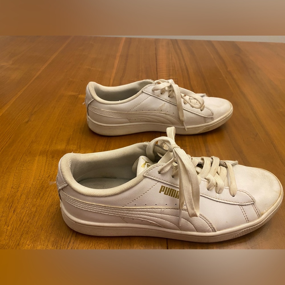 Puma White and Gold Sneaker | Women’s Size 8.5